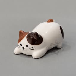 ふたをぎゅっと押す猫ホルダー 2
